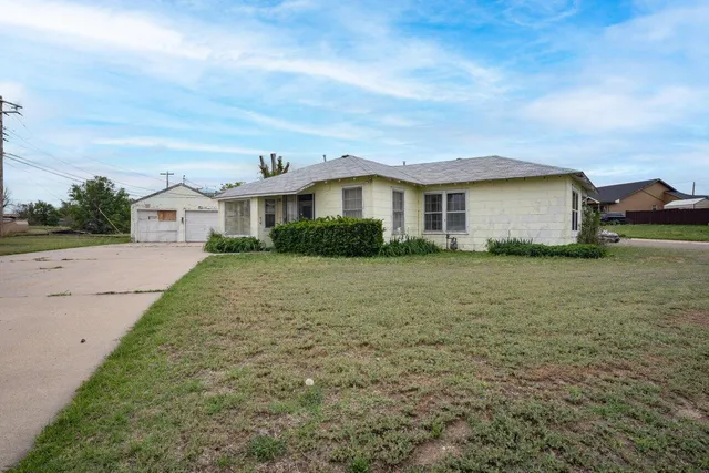 a view of house in front of yard