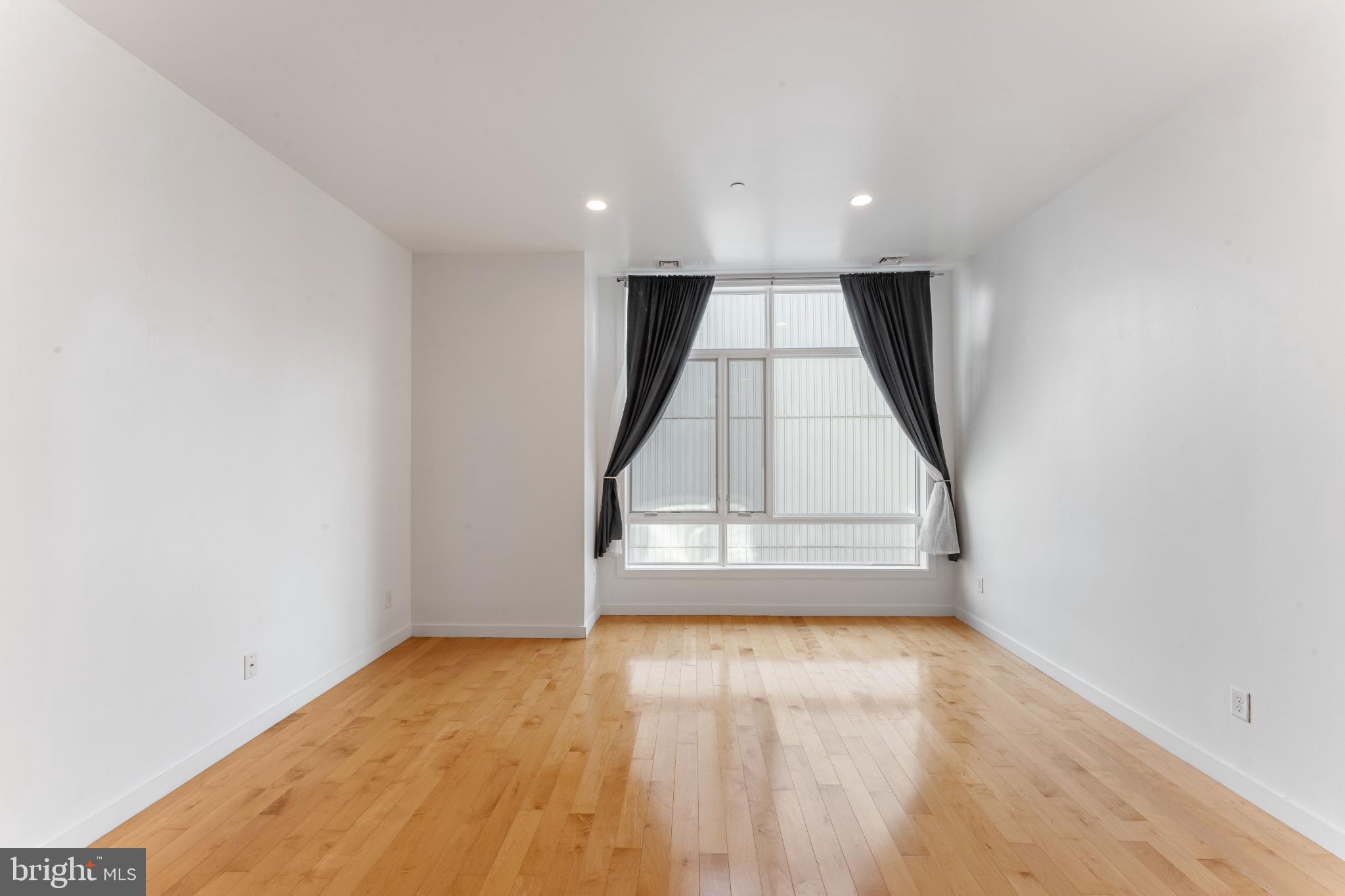 333 Green Street, Unit 7 Philadelphia, PA 19123 - Photo 19 of 40 Bright and airy space with natural light.