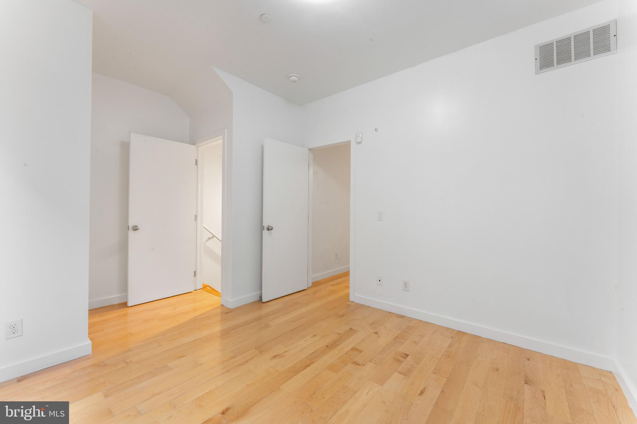 333 Green Street, Unit 7 Philadelphia, PA 19123 - Photo 7 of 40 Bright and airy space with versatile layout.