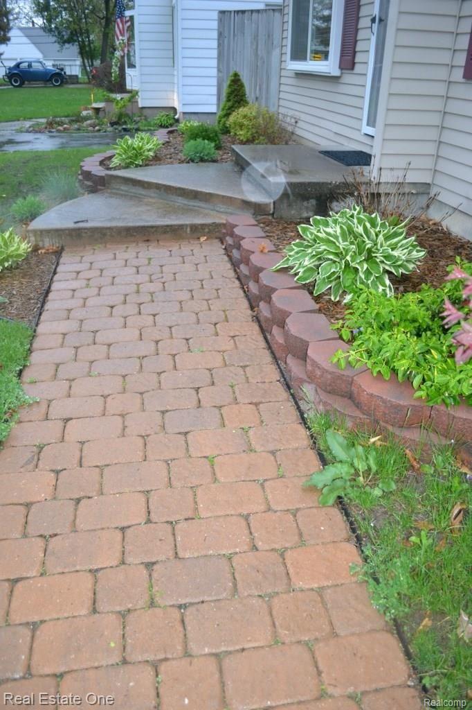 6833 Hatchery Road Waterford, MI 48327 - Photo 2 of 21 DSC_2801.jpg