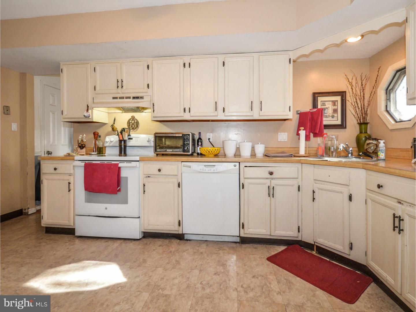 2069 Fort Bevon Road Harleysville, PA 19438 - Photo 5 of 18 Kitchen