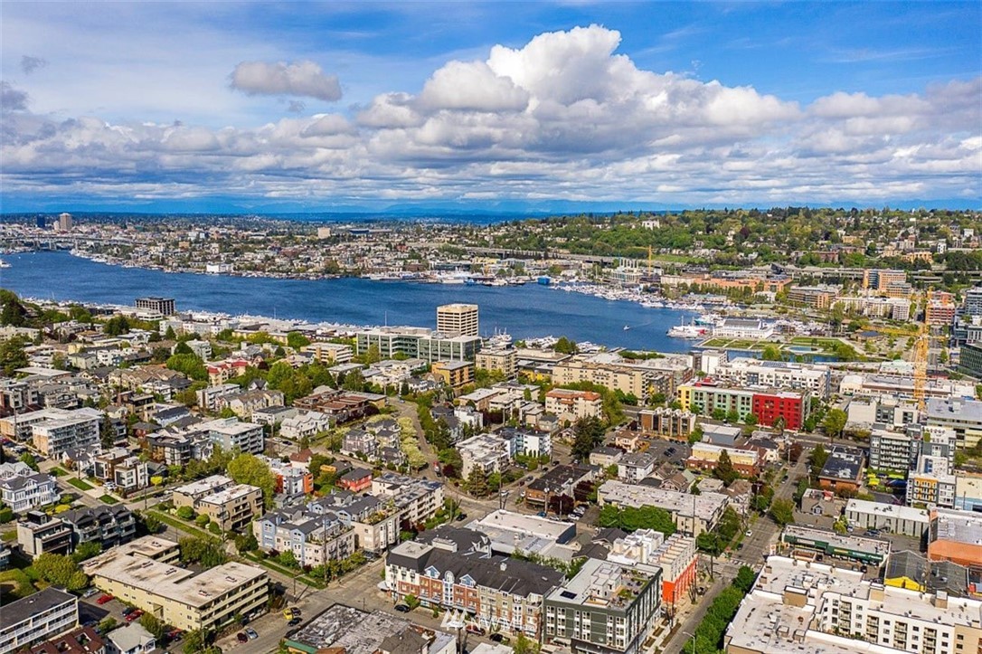 522 Valley Street Seattle, WA 98109 - Photo 3 of 40