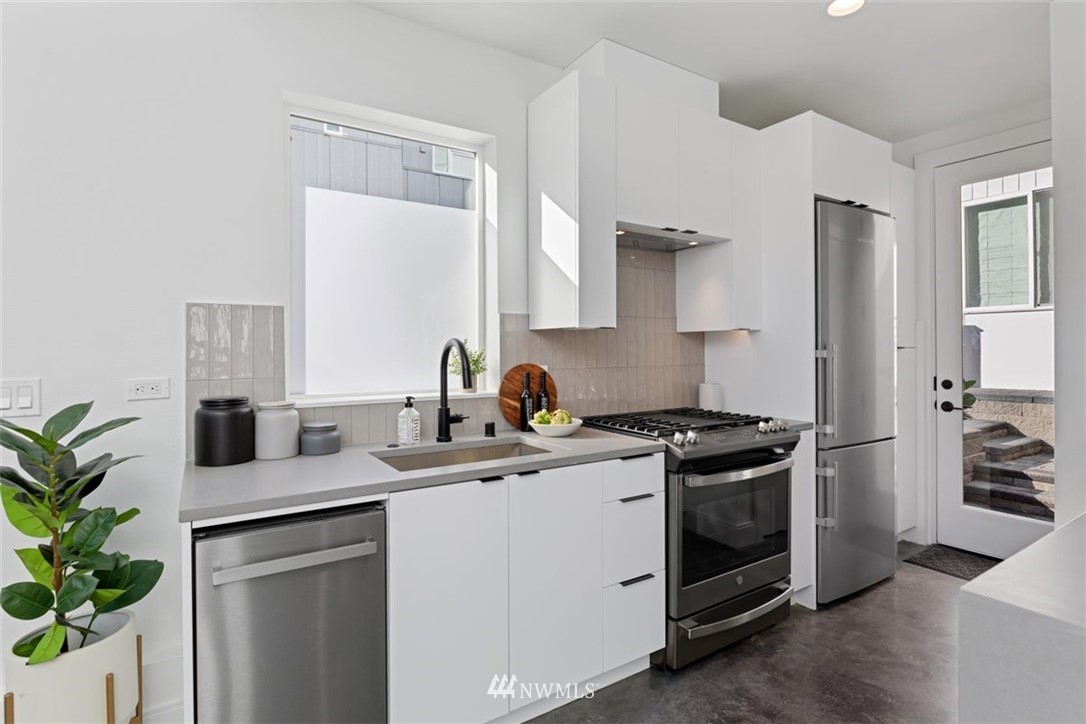522 Valley Street Seattle, WA 98109 - Photo 8 of 40