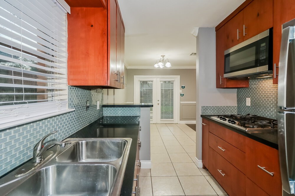 914 Mosher Lane Houston, TX 77088 - Photo 8 of 16