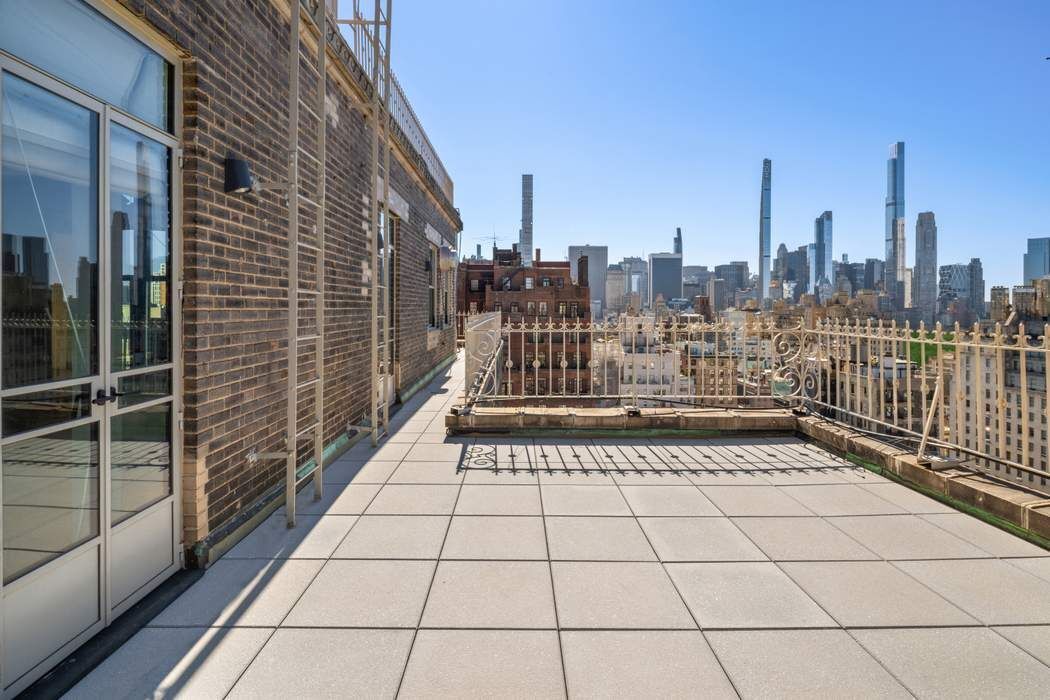 784 Park Avenue, Unit PHC Manhattan, NY 10021 - Photo 30 of 36 a view of a terrace with city view