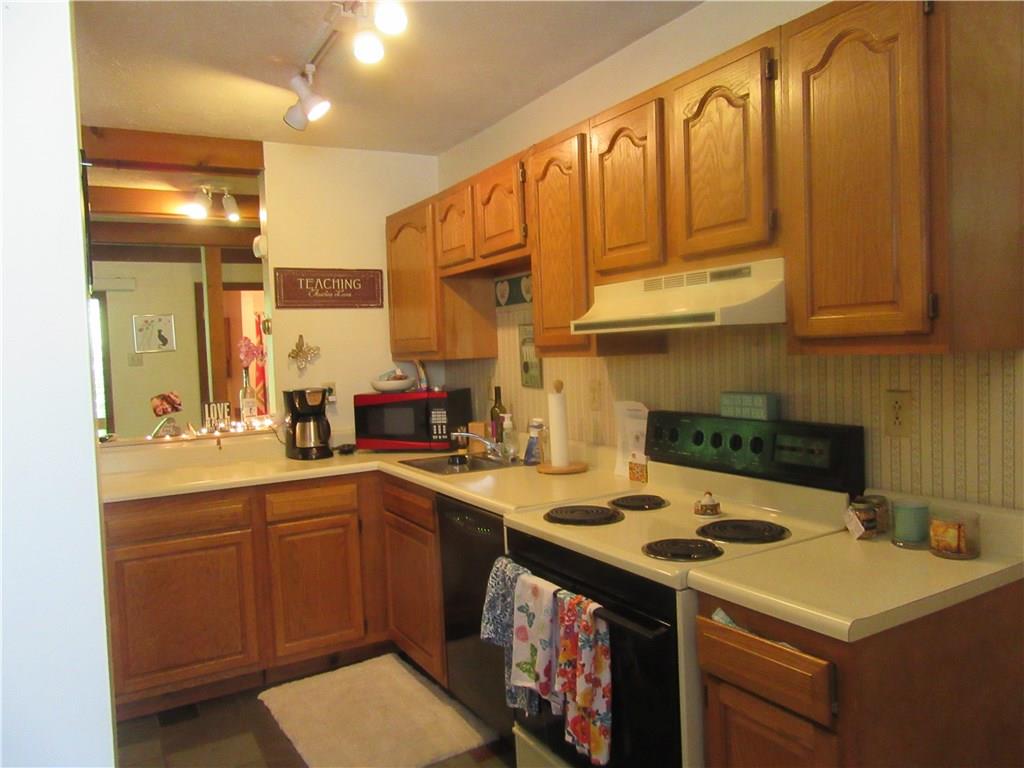420 Manor Harrison City Road Manor, PA 15665 - Photo 8 of 25 Apartment D Kitchen