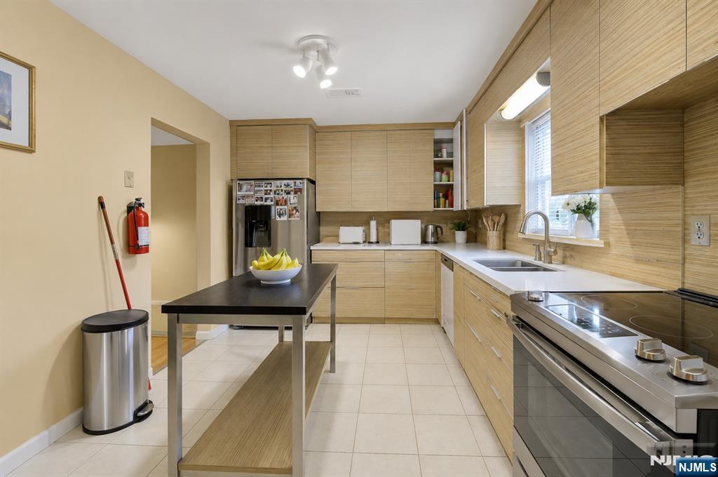 711 Rutland Avenue Teaneck, NJ 07666 - Photo 6 of 22