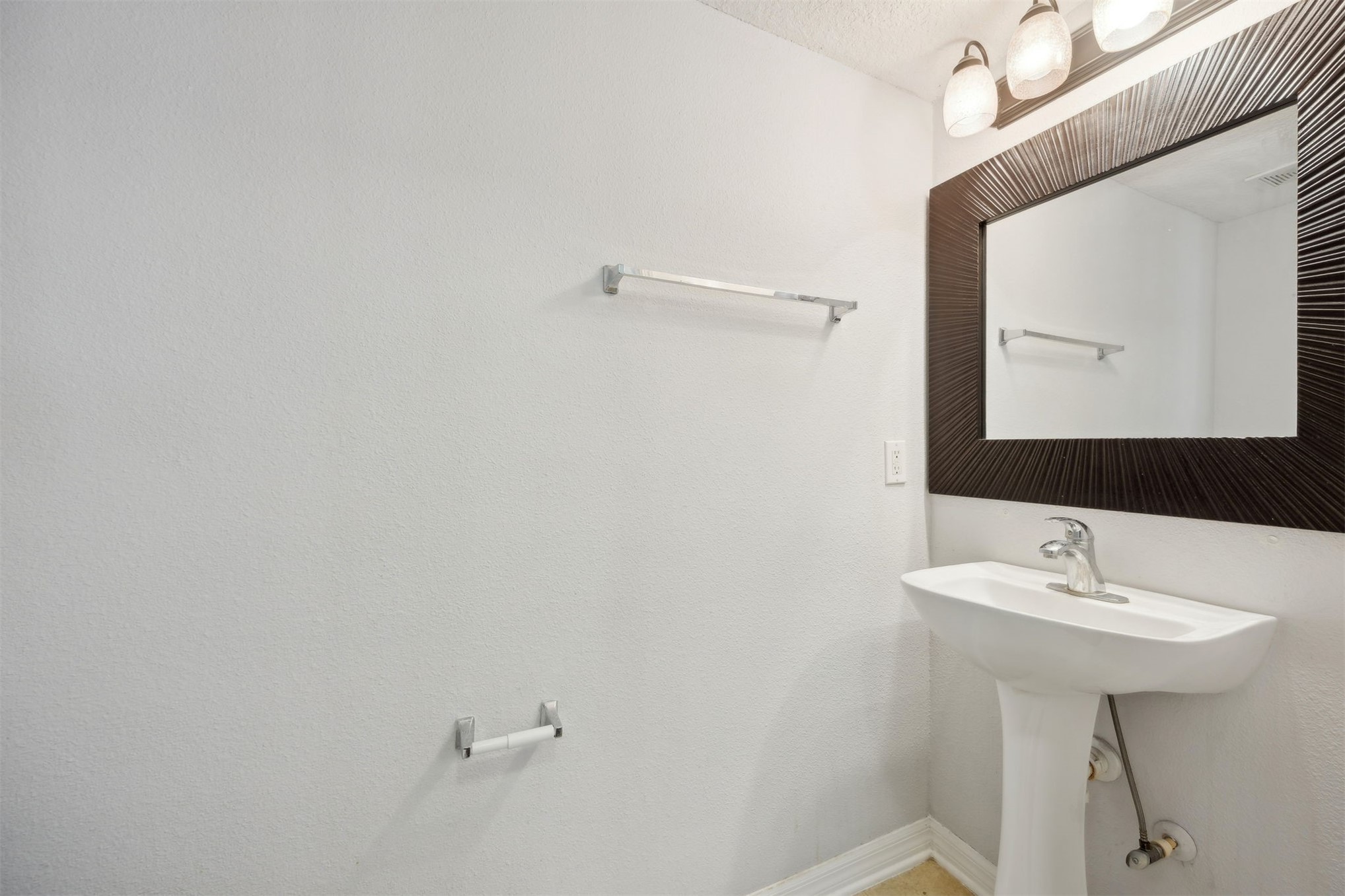 87233 Kipling Drive Yulee, FL 32097 - Photo 18 of 38 a bathroom with a sink and a mirror