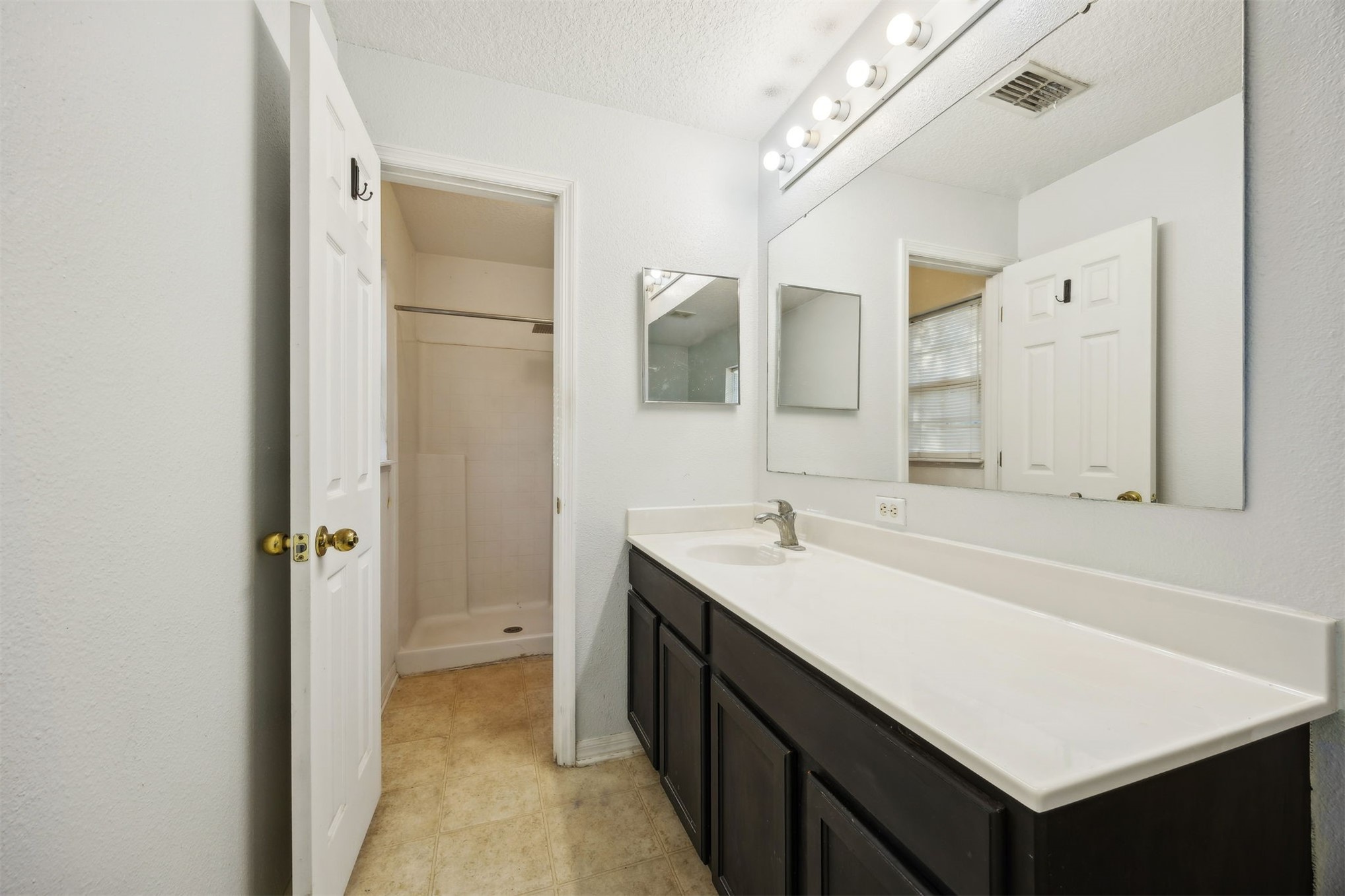 87233 Kipling Drive Yulee, FL 32097 - Photo 25 of 38 a bathroom with a tub sink and mirror
