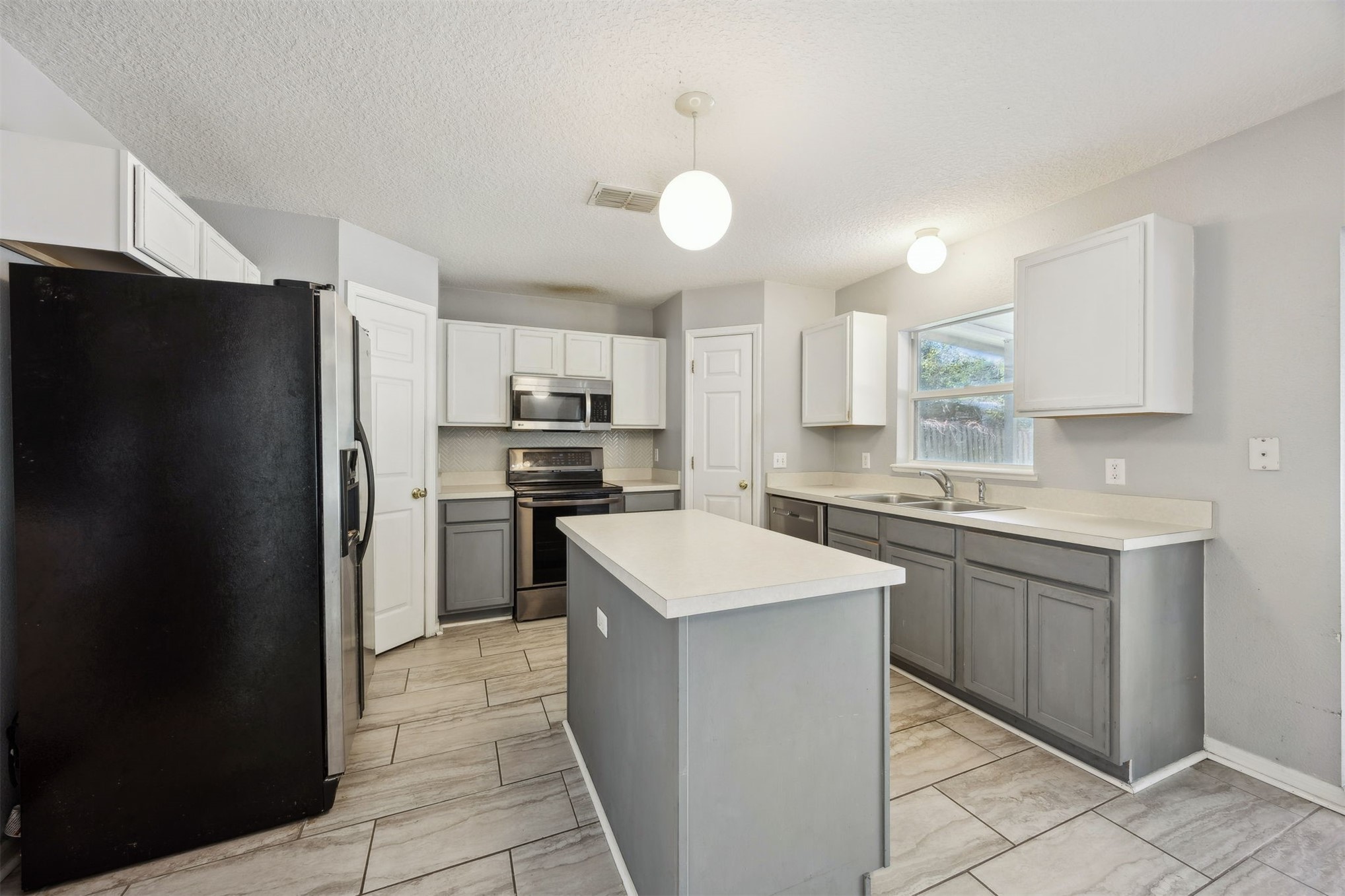 87233 Kipling Drive Yulee, FL 32097 - Photo 7 of 38 a kitchen with a refrigerator a sink and dishwasher