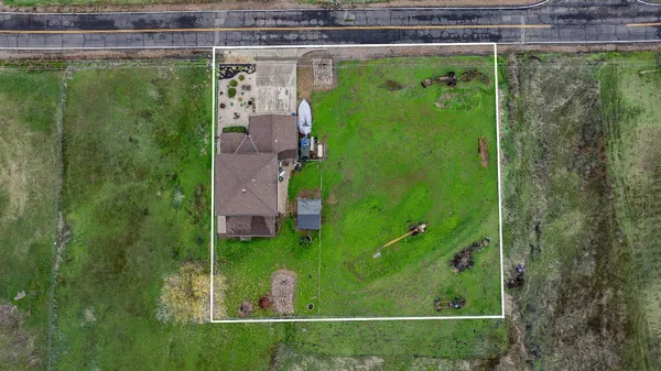 a view of a back yard
