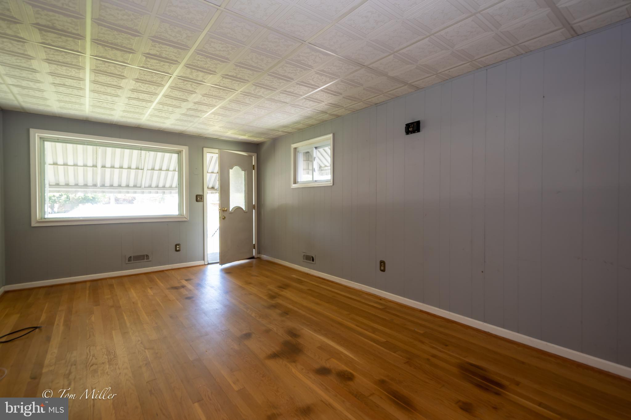 313 Riverside Drive Baltimore, MD 21221 - Photo 5 of 47 Family Room - New carpet over this hardwood