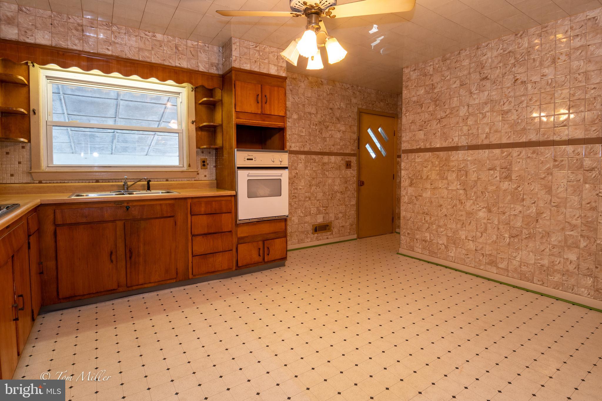 313 Riverside Drive Baltimore, MD 21221 - Photo 7 of 47 Eat-in Kitchen