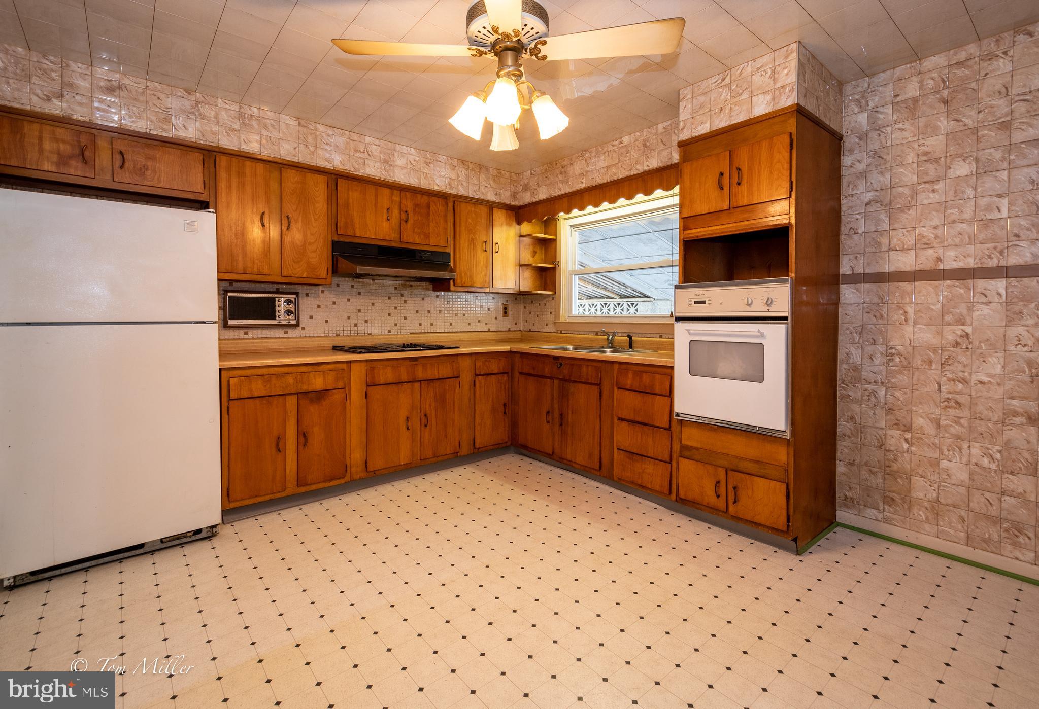 313 Riverside Drive Baltimore, MD 21221 - Photo 8 of 47 Eat-in Kitchen
