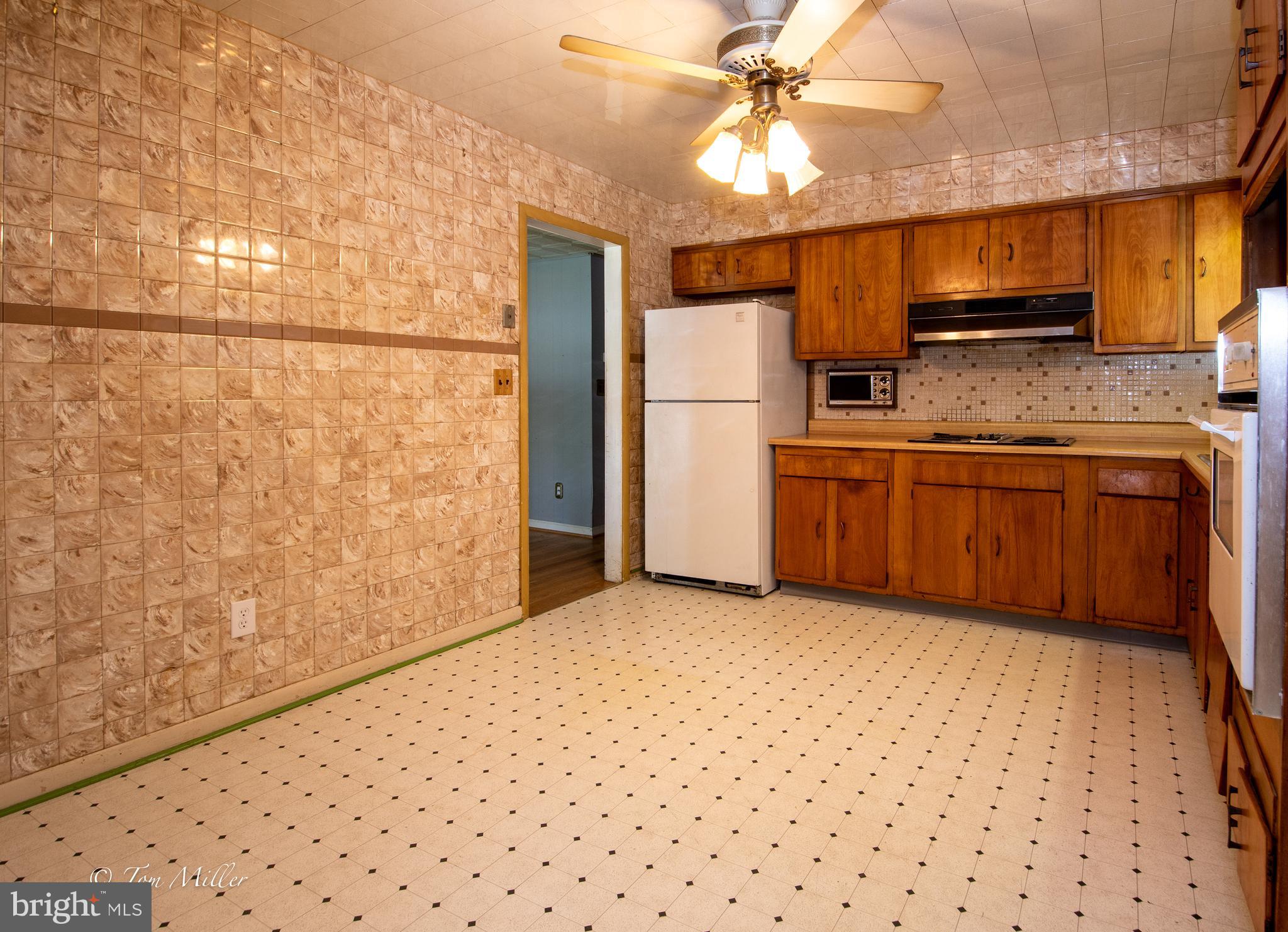 313 Riverside Drive Baltimore, MD 21221 - Photo 9 of 47 Eat-in Kitchen