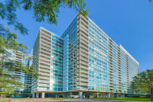 $635,000 | 9725 Woods Drive, Unit 1502, Skokie, IL 60077