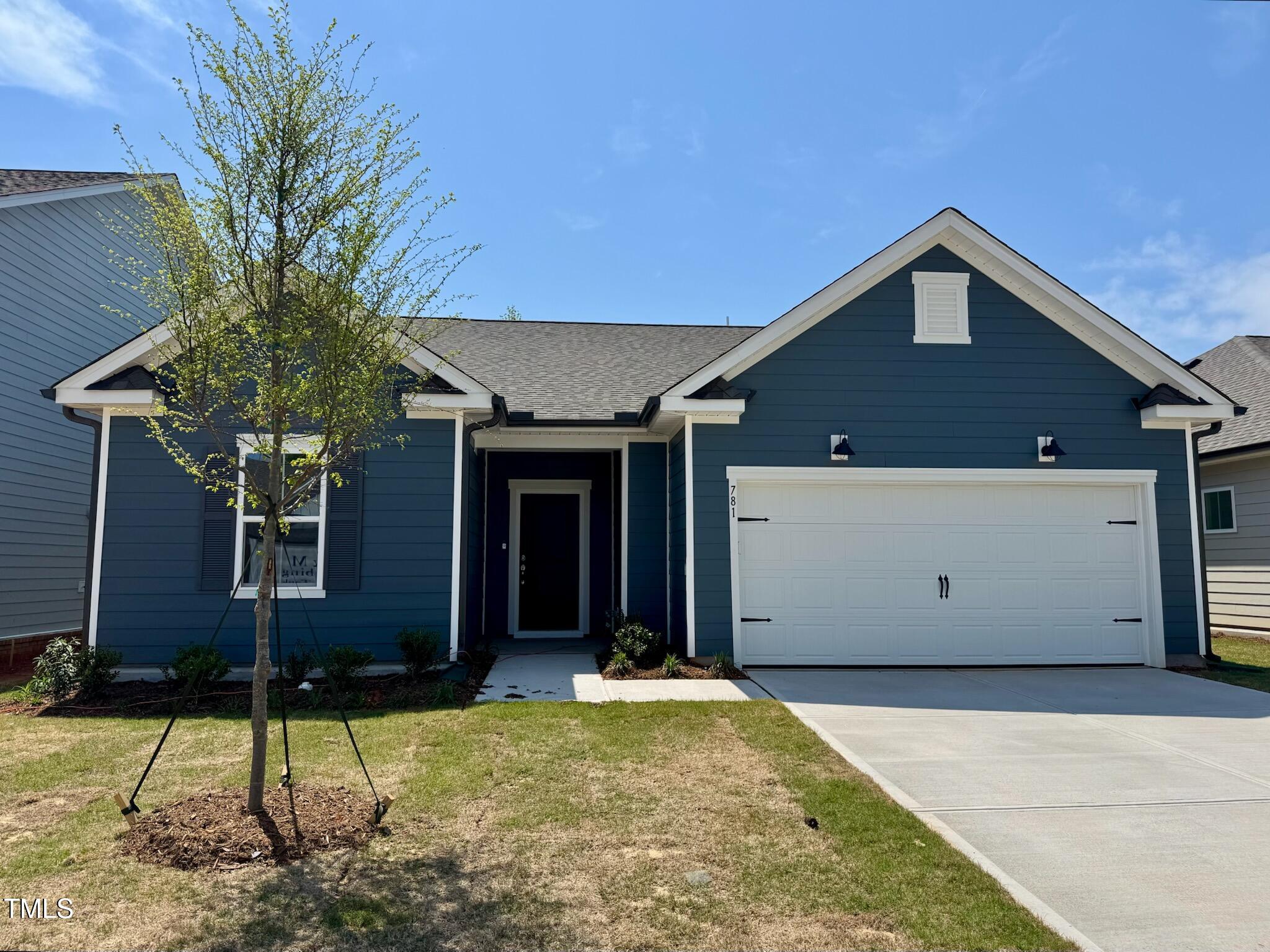 a view of a house with backyard