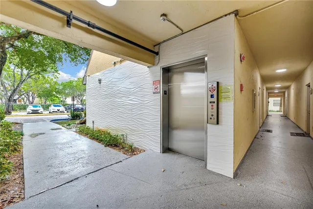 a view of a back yard