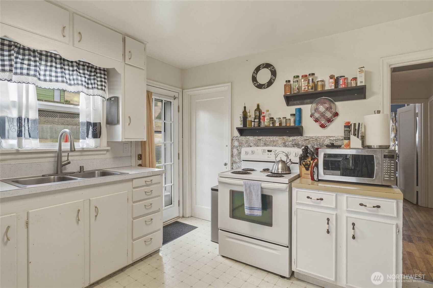 462 Beach Street Pateros, WA 98846 - Photo 7 of 30 a kitchen with cabinets and stainless steel appliances