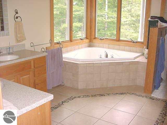 788 East Valley Road Maple City, MI 49664 - Photo 6 of 9 1656511-5.JPG