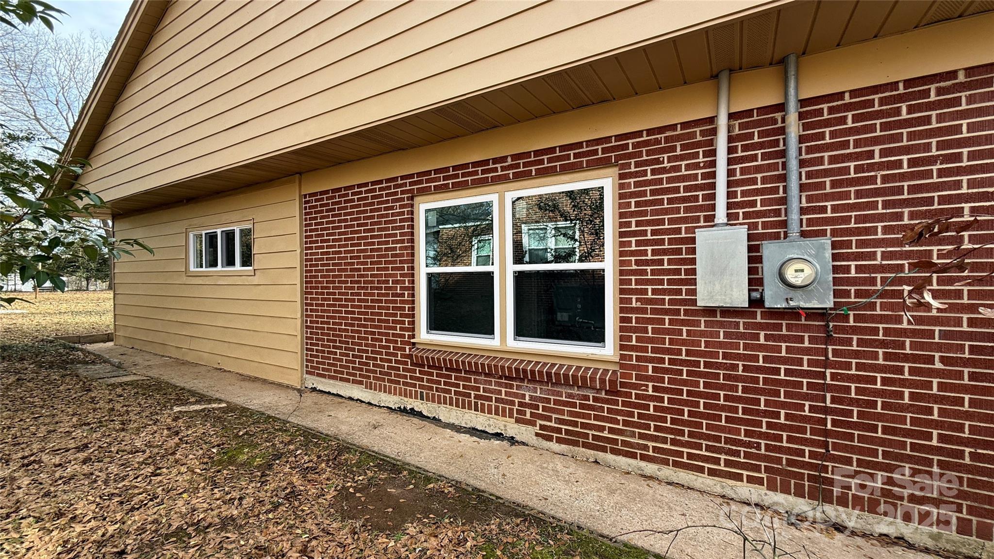 809 Howard Street Shelby, NC 28152 - Photo 7 of 41 a front view of a house