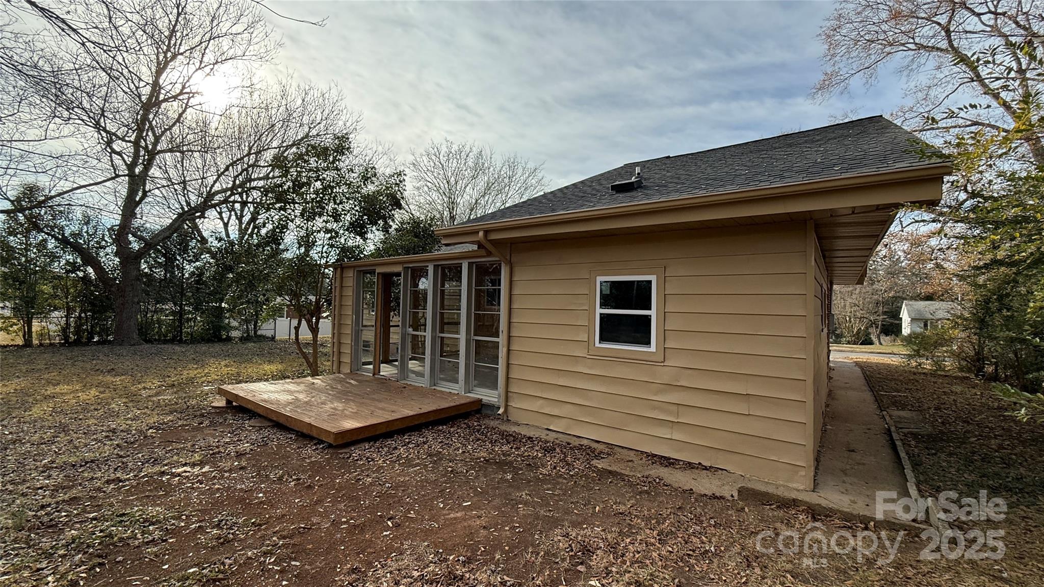 809 Howard Street Shelby, NC 28152 - Photo 8 of 41 a backyard of a house with table and chairs