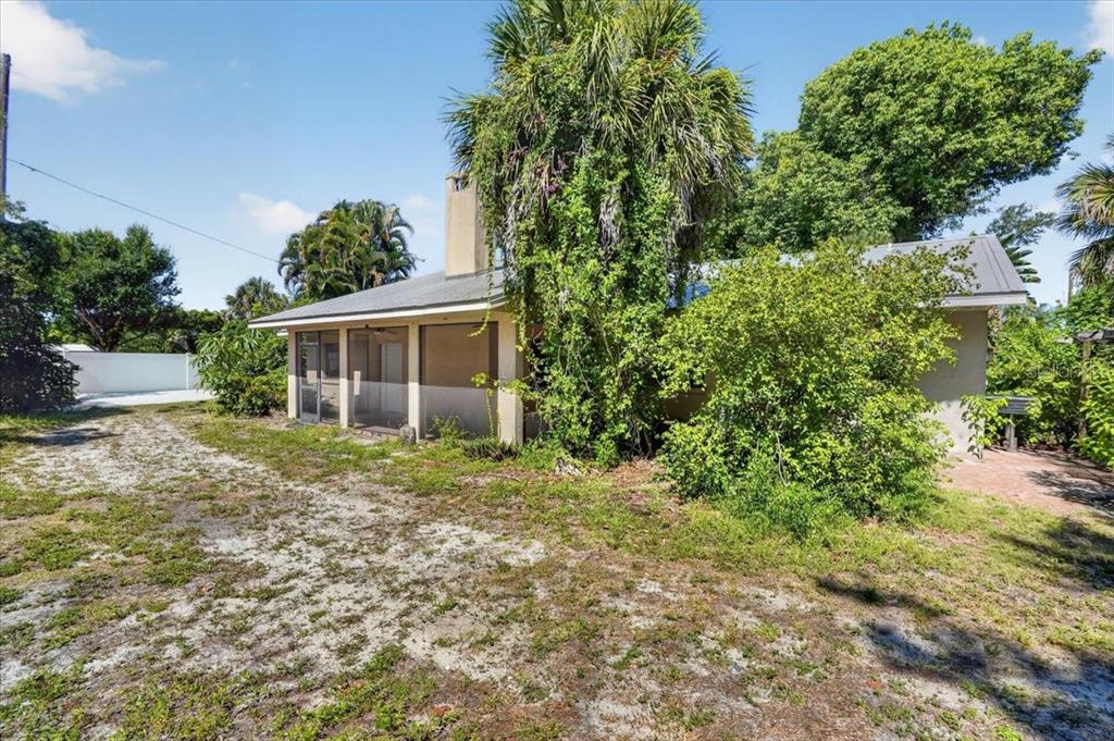 811 Sarabay Road Osprey, FL 34229 - Photo 10 of 36