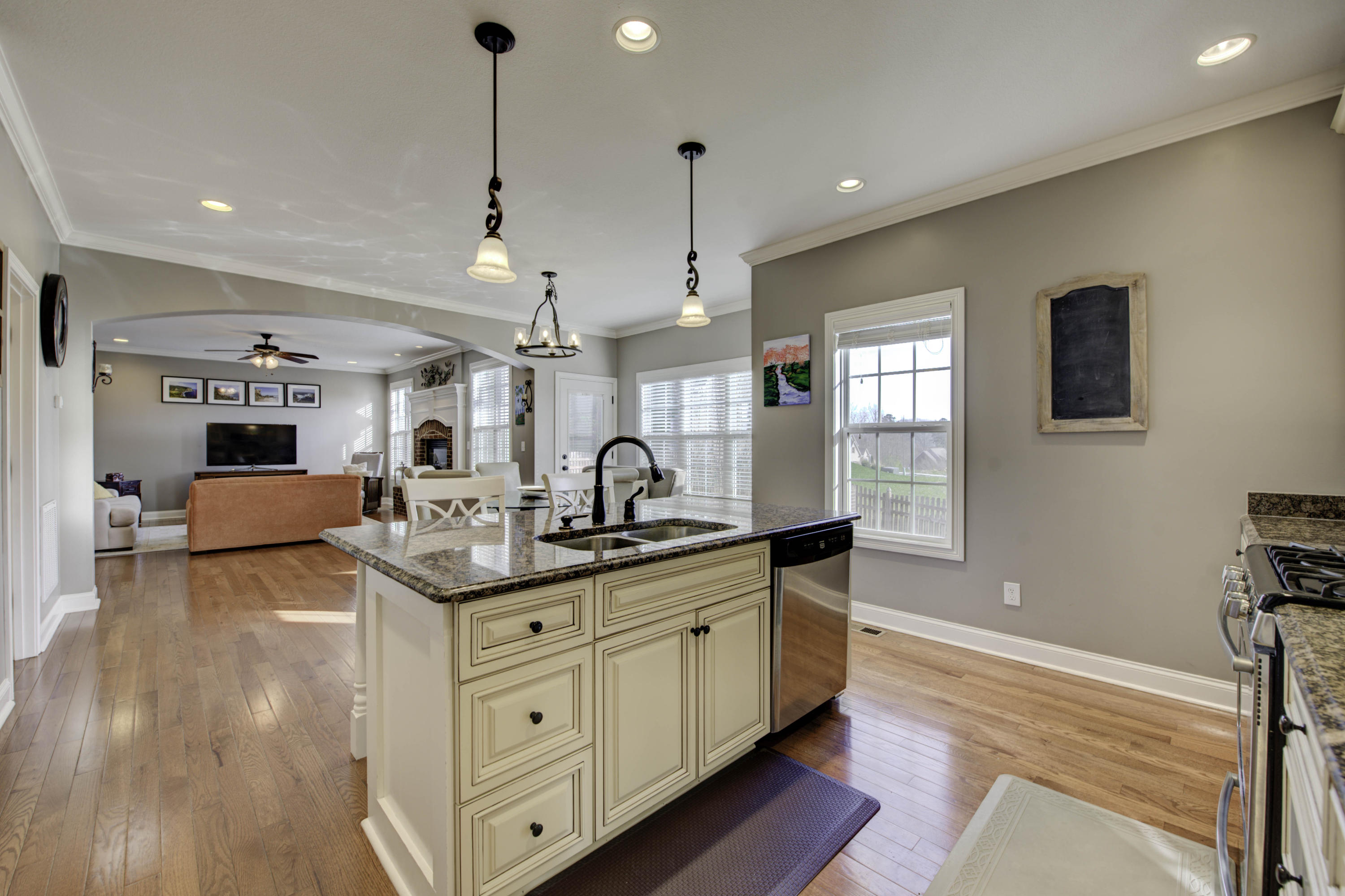 103 Cres View Lane Oak Ridge, TN 37830 - Photo 10 of 33 Kitchen Island