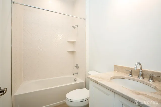 $1,189,900 | 15 Ashlynn Court, Manalapan, NJ 07726