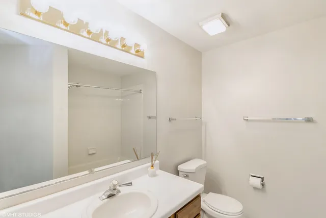 $2,350 | 1412 West Crane Street, Unit 1, Arlington Heights, IL 60004