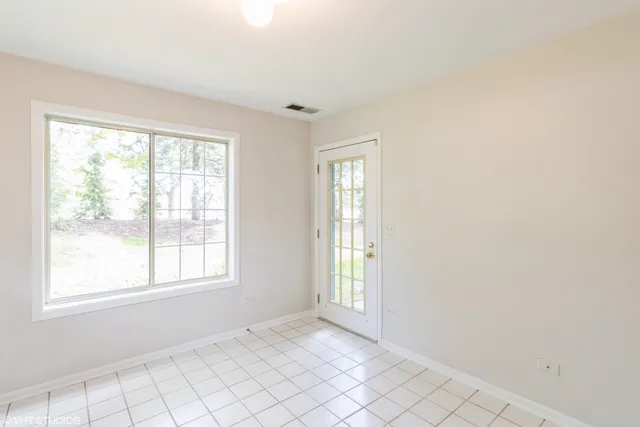 $2,350 | 1412 West Crane Street, Unit 1, Arlington Heights, IL 60004