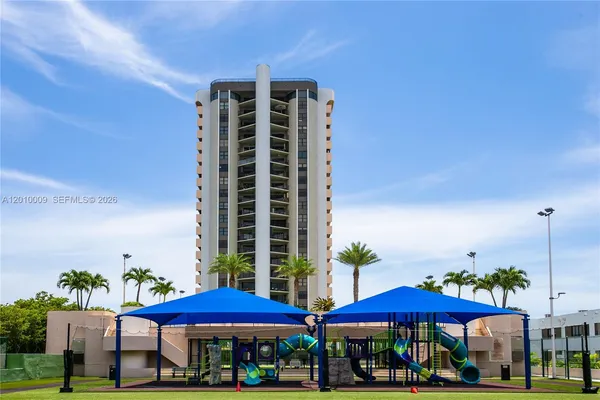 $3,300 | 1800 Northeast 114th Street, Unit 1502, Miami, FL 33181