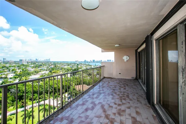$3,300 | 1800 Northeast 114th Street, Unit 1502, Miami, FL 33181
