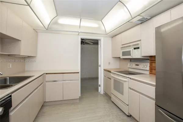 $3,300 | 1800 Northeast 114th Street, Unit 1502, Miami, FL 33181