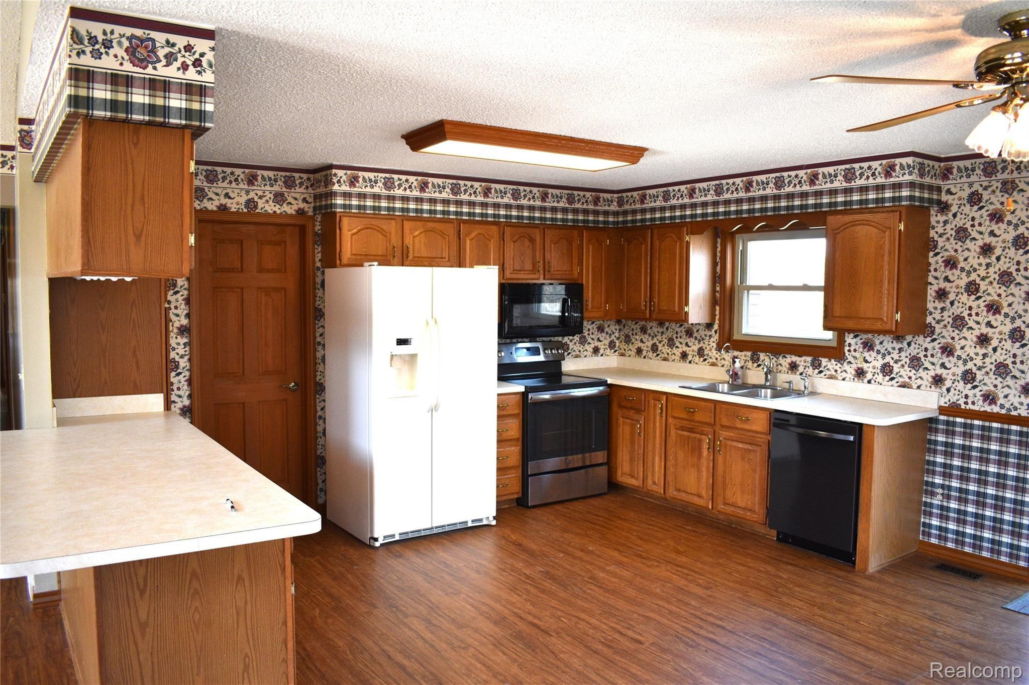 1201 Baker Road Fenton, MI 48430 - Photo 8 of 23 001_0903.1