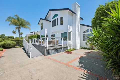 $1,799,000 | 35 Caribe Isle, Novato, CA 94949