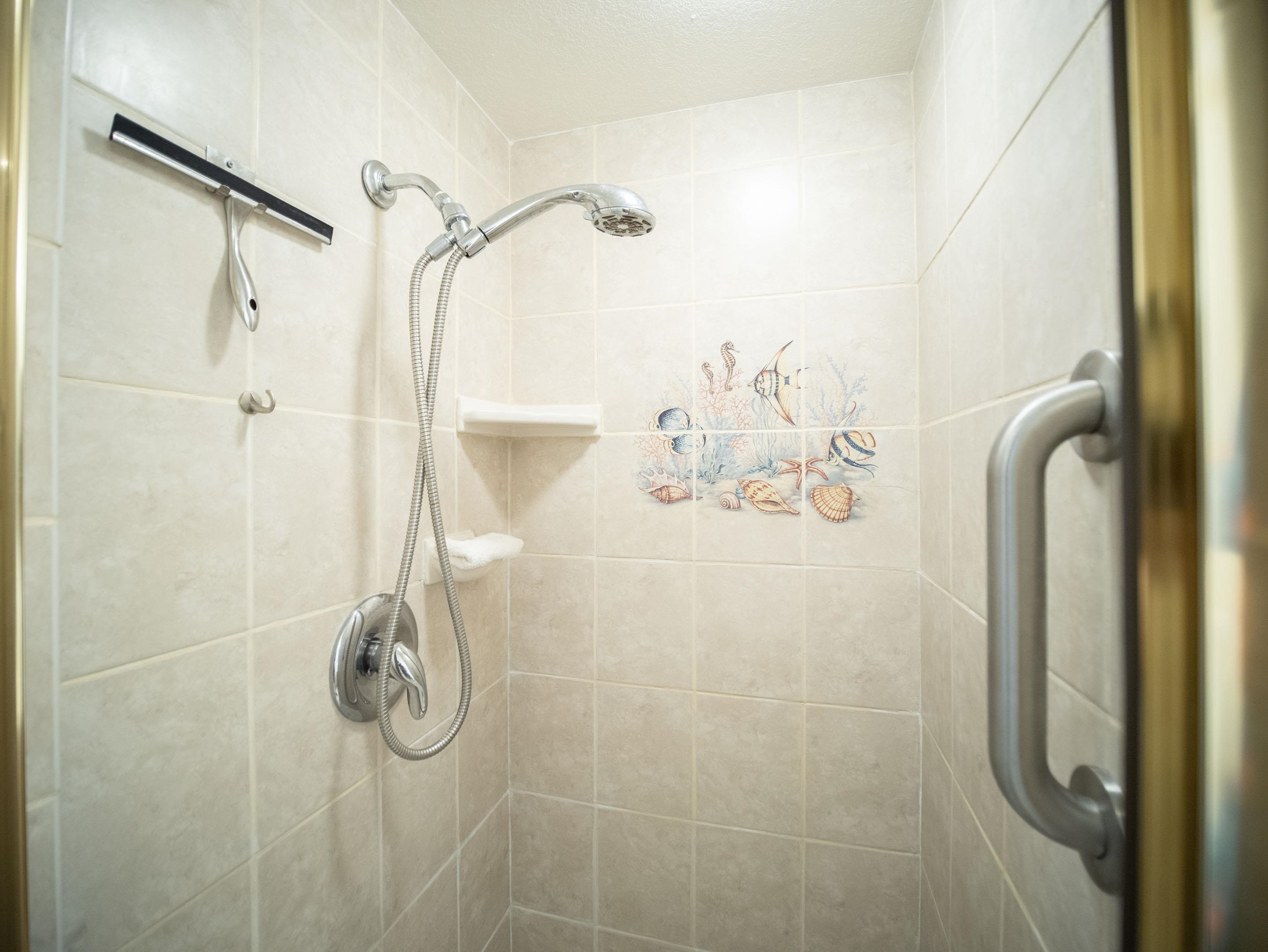 2695 South Kihei Road, Unit 7204 Kihei, HI 96753 - Photo 11 of 32 a bathroom with a shower