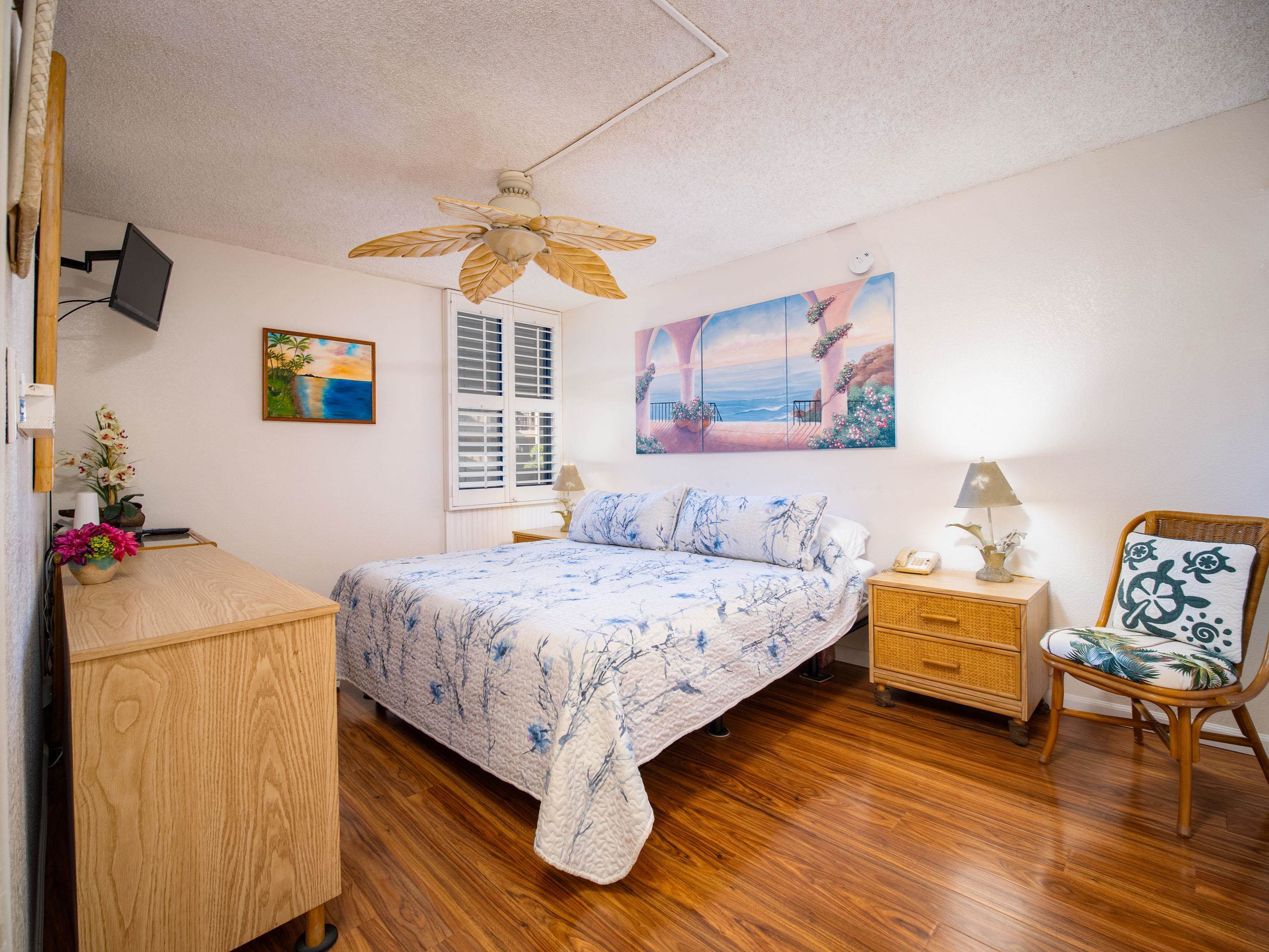 2695 South Kihei Road, Unit 7204 Kihei, HI 96753 - Photo 12 of 32 a bedroom with a bed and a couch