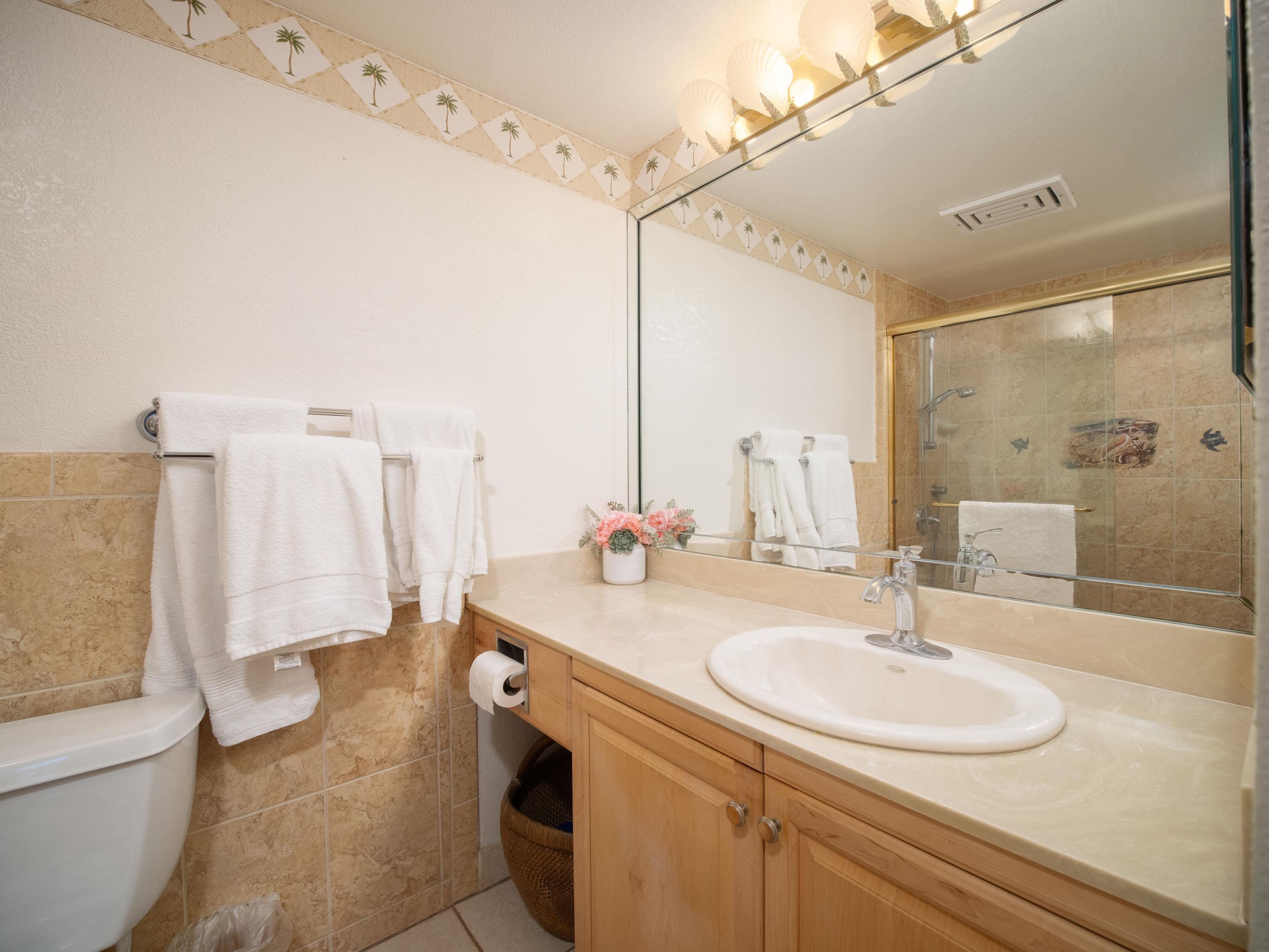 2695 South Kihei Road, Unit 7204 Kihei, HI 96753 - Photo 14 of 32 a bathroom with a sink and a mirror