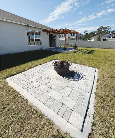 a view of a house with a backyard