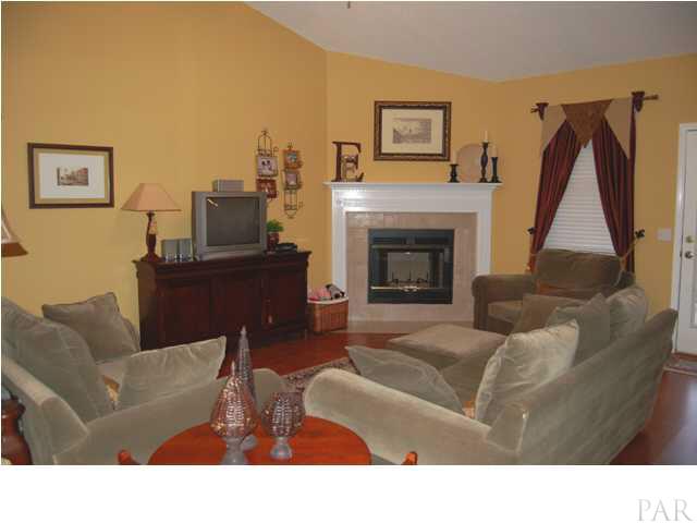7185 Woodside Road Pensacola, FL 32526 - Photo 8 of 19 Living room