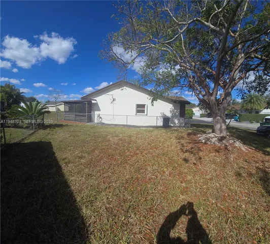 a view of a house with a yard