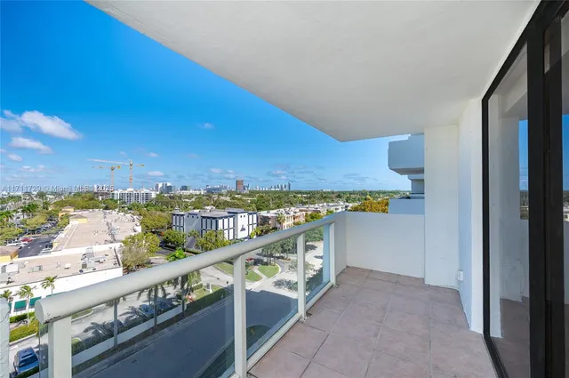 $1,900 | 13499 Biscayne Boulevard, Unit 807, North Miami, FL 33181