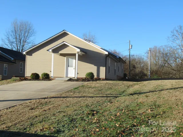 $1,200 | 406 South Flint Street, Lincolnton, NC 28092