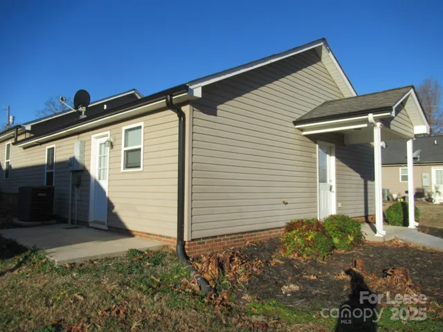 $1,200 | 406 South Flint Street, Lincolnton, NC 28092