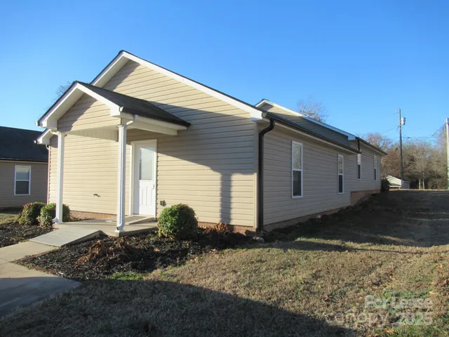 $1,200 | 406 South Flint Street, Lincolnton, NC 28092
