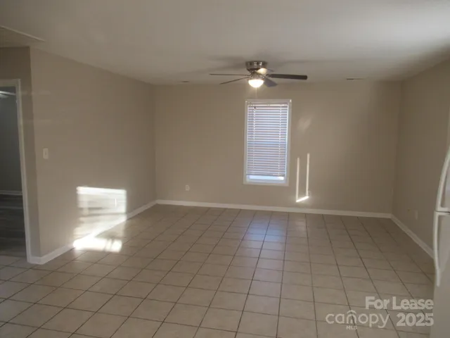 $1,200 | 406 South Flint Street, Lincolnton, NC 28092