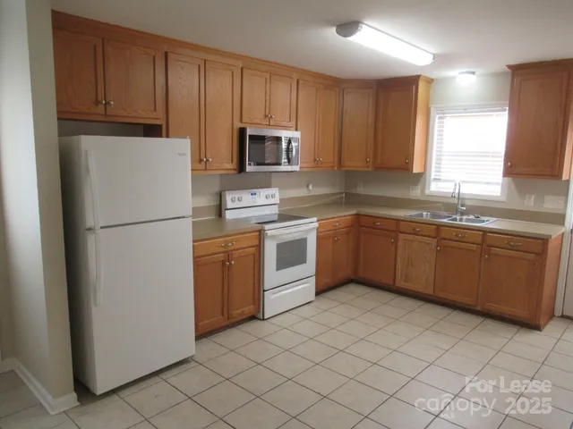 $1,200 | 406 South Flint Street, Lincolnton, NC 28092