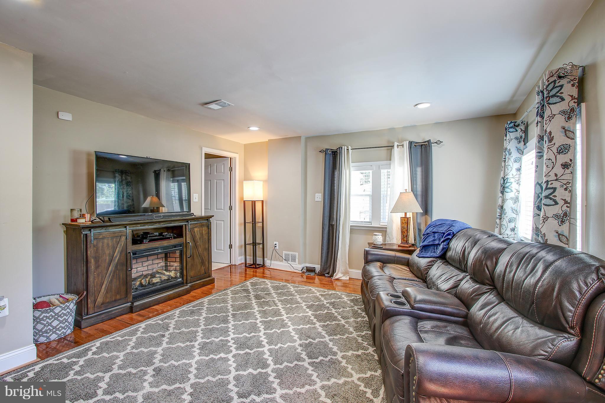 2904 Weller Road Silver Spring, MD 20906 - Photo 9 of 24 Living Room