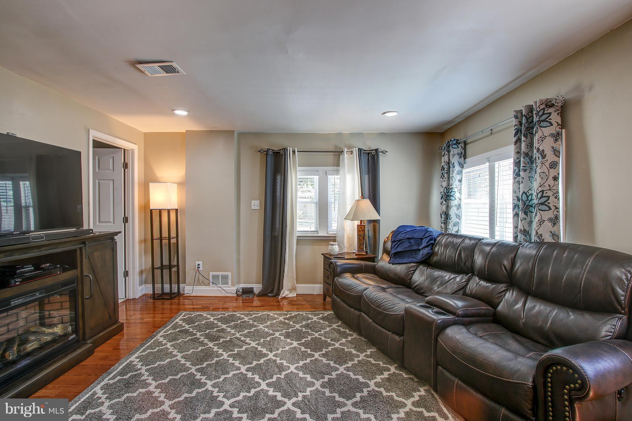 2904 Weller Road Silver Spring, MD 20906 - Photo 10 of 24 Living Room